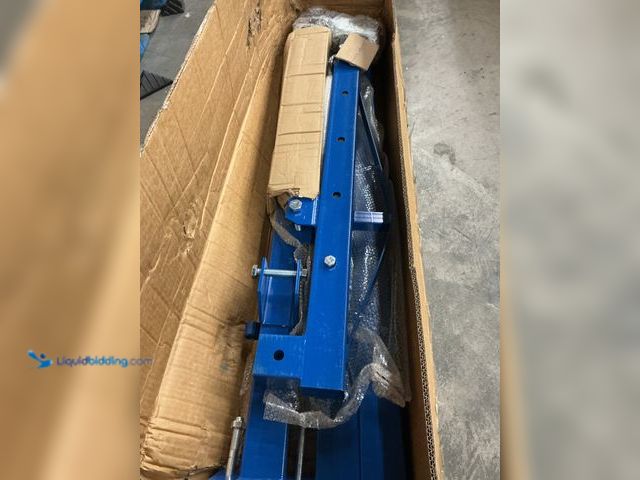 Lot 49-5463251 - Engine Crane (scuffs and scratches) (attachments included) Unused