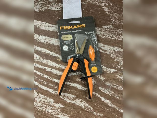 Lot 49-5554101 - Fiskars 6 in. Titanium Micro-Tip Blade Pruning Shears with Softgrip Handles Model # 1072983 Unused
