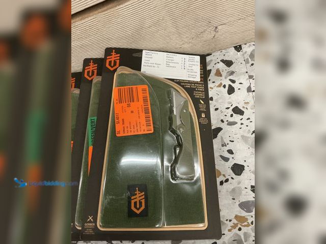 Lot 49-3539937 - Gerber E.A.B Poacket Knife. (Green) With a green beanie. New