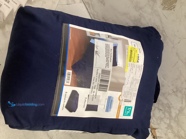Lot 49-5542809 - Twin/TXL Comforter Set with Sheets Navy Blue. Unused
