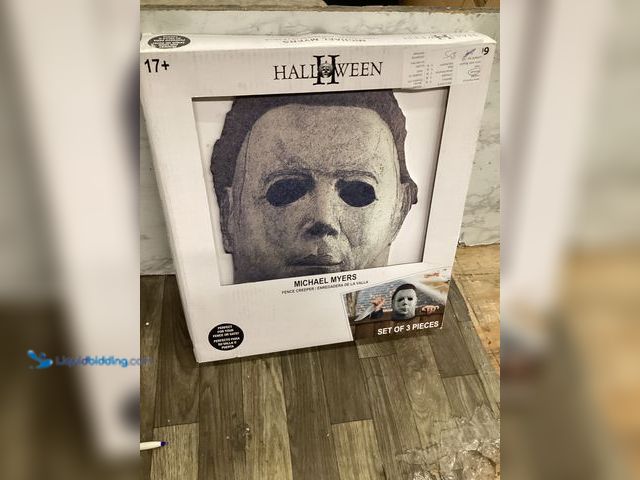 Lot 49-5436828 - Halloween II Michael Myers Fence Creeper (set of 3 pieces) Unused.