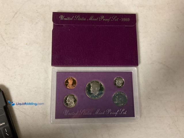 Lot 49-1505665 - 1989 UNITED STATES MINT PROOF SET 5 COINS IN HARD PLASTIC CASE AND ORIGINAL SLEEVE #COINS1211