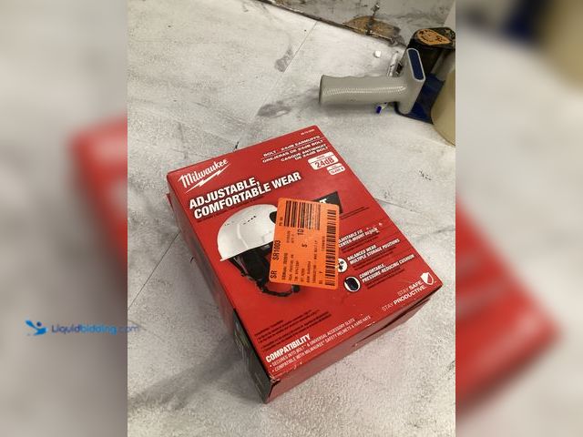 Lot 49-5475951 - Milwaukee BOLT 24dB Earmuffs. Model: 48-73-3250. Unused