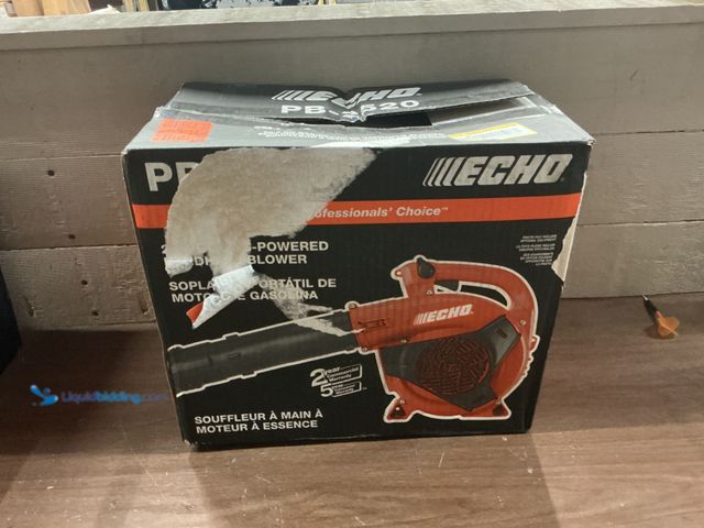 Lot 49-5435782 - ECHO
170 MPH 453 CFM 25.4 cc Gas 2-Stroke Handheld Leaf Blower (has compression) Unused (attachment...