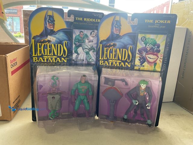 Lot 49-1804502 - 2 NEW IN PACKAGE LEGENDS OF BATMAN ACTION FIGURES.