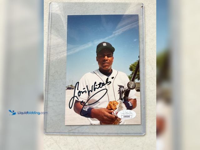 Lot 49-1830518 - COLLECTIBLE NICE DETROIT TIGERS LOU WHITAKER AUTOGRAPHED 5X7 PERSONAL PHOTO WITH JSA COA #COINS0219