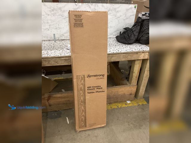 Lot 49-5460868 - Armstrong 480 Country Classic Plank. Item is Unused