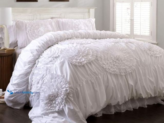 Lot 49-1558978 - Lush Décor Serena 3 Piece Ruched Flower Comforter Set - White - Full/Queen, Model # B00GXGY3TY, Slig...