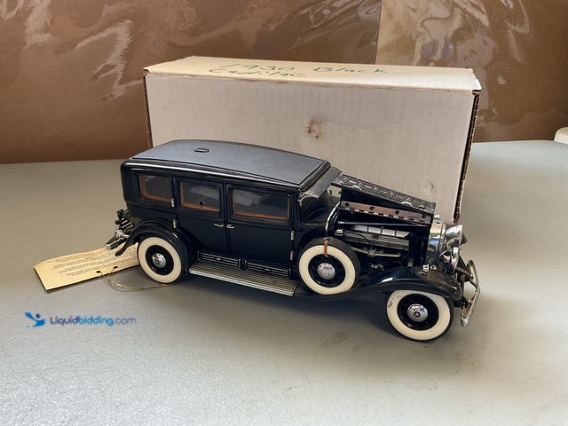 Lot 49-5341535 - HIGH END DETAILS FRANKLIN MINT 1/24 SCALE DIE-CAST COLLECTIBLE CAR 1930 V-16 452 CADILLAC. NO ORIGIN...