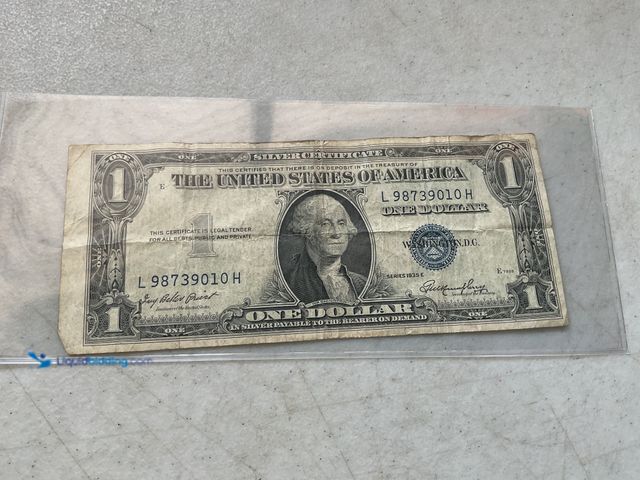 Lot 49-5451688 - 1935 E BLUE SEAL UNITED STATES ONE DOLLAR SILVER CERTIFICATE