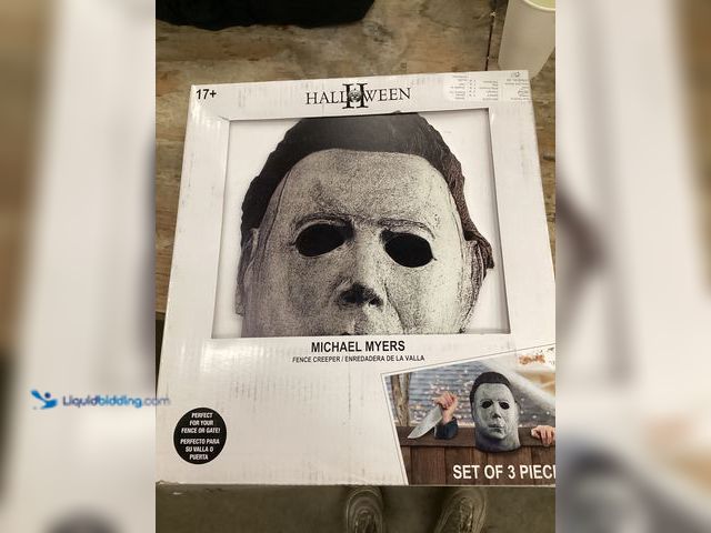 Lot 49-5436827 - Halloween II Michael Myers Fence Creeper (set of 3 pieces) Unused.
