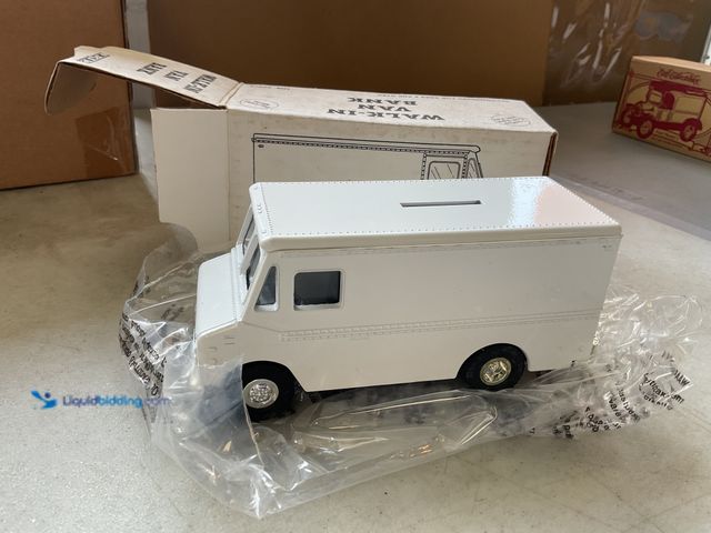 Lot 49-5515599 - Other ERTL WALK-IN VAN BANK 1/43 SCALE DIECAST CAR IN ORIGINAL BOX