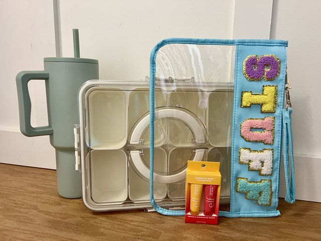 Lot 499-206 - This On-the-Go package includes:
40oz Simple Modern water bottle / e.l.f. mango and watermelon hydra...