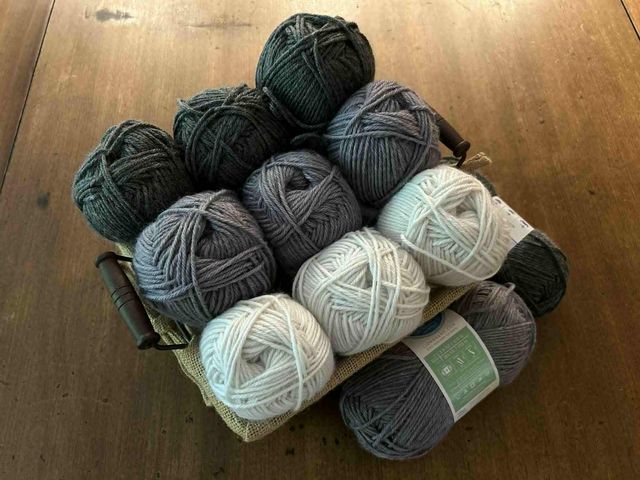 Lot 499-251 - Basket with 11 skeins of yarn