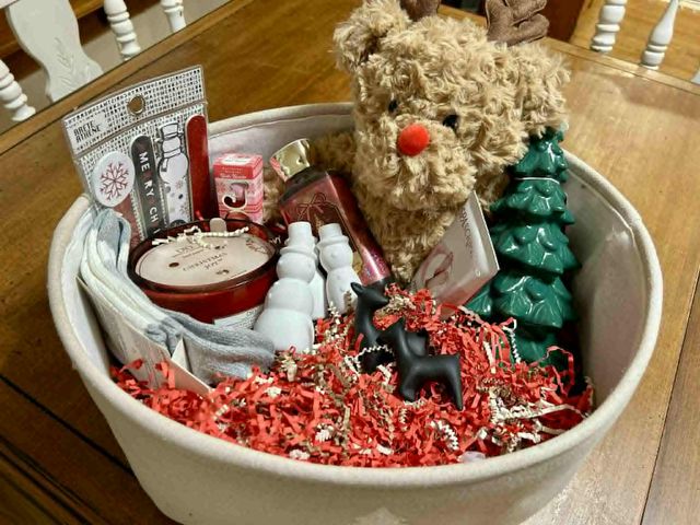 Lot 499-201 - Christmas Gift Basket
Includes: Decorative tree, 2 decorative deer, 3 decorative snowmen, reindeer s...