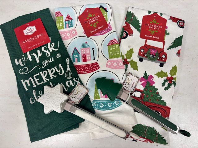 Lot 499-013 - Christmas Cookie set Christmas Cookie Set
- 3 decorative towels
- 2 cookie tongs