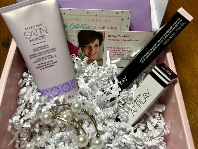 Lot 499-216 - Mary Kay Beauty Box
Includes: 3 oz Satin Hands Citrus Lilac; .01 oz waterproof eyeliner; .11oz highl...