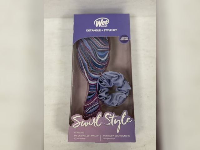 Lot 499-038 - Wet Brush Detangle + Style Kit 
Wristlet lanyard 
Cloth drawstring back