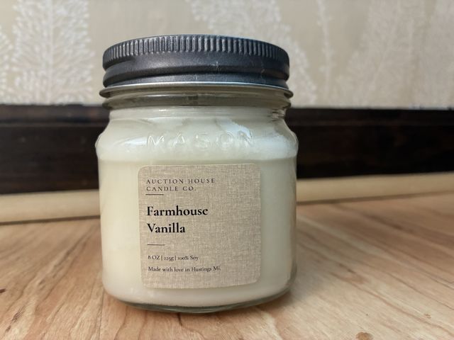 Lot 499-422 - Auction house candle co. Farmhouse Vanilla.
