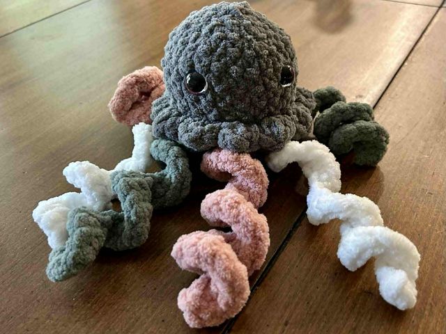 Lot 499-281 - Crocheted Animal- Jellyfish
Approx 4" x 10"
Thank you Kim Terpstra-Kuiper for this donation!