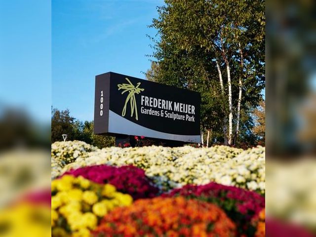 Lot 499-10057 - Voucher good for one-time admission for up to 2 adults and 2 children.  Voucher must be redeemed for...