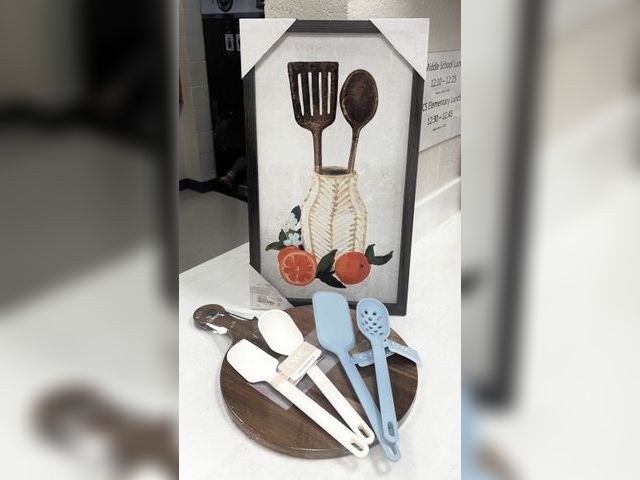 Lot 499-017 - Citrus Cooking Set
- citrus photo
- 4 spatulas 
- round cutting board