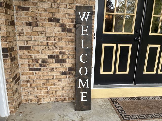 Lot 499-426 - Welcome sign. Donated from Made by Hannah.
