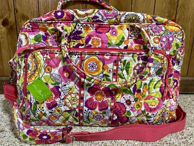 Lot 499-275 - Vera Bradley Weekender Clementine- roughly 21" long and 12" tall
5 inside pockets, 4 outside pockets...