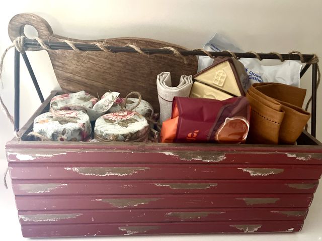 Lot 499-238 - Cozy fall basket! 
Four jars of maple syrup, two coffee mugs, a candle, a cutting board, pancake mix...