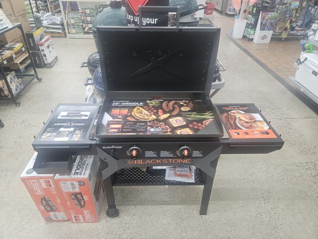 Lot 499-400 - New Blackstone 28 inch Grill A 28 inch Blackstone griddle. Enjoy making breakfast, lunch or dinner o...