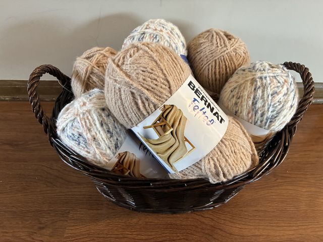 Lot 499-424 - Basket with 6 skeins of yarn!