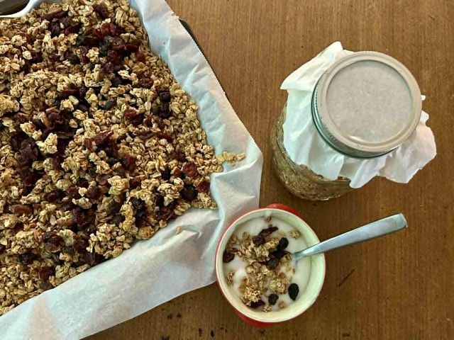 Lot 499-252 - Maple Cinnamon Granola- 1 quart jar. Made by Lisa Holstege
Ingredients: oats, coconut, gf flour, alm...