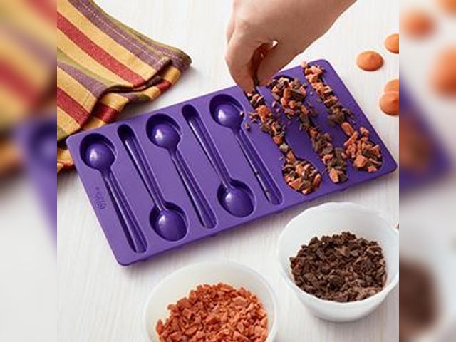 Lot 499-300 - Wilton Candy Spoon Mold (8 cavity spoon shapes silicon mold)
Ideal for use with chocolate, candy mel...