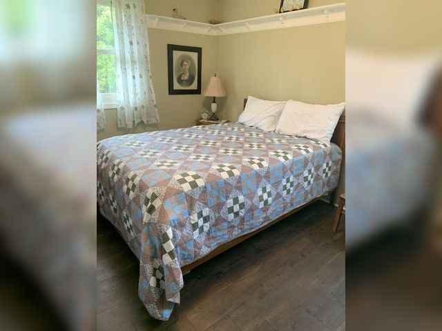 Lot 499-505 - Handmade Queen-Size Quilt
This 9-patch variation quilt features all new 100% cotton fabric and batti...