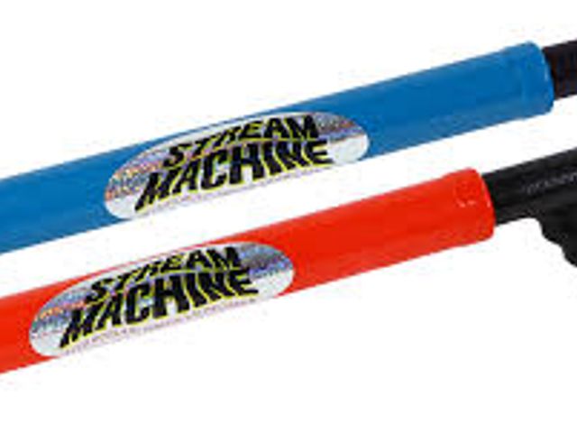 Lot 499-273 - Stream Machine- set of 2 water guns
22" ; shoots up to 70 feet, quick water intake, removable nozzle...