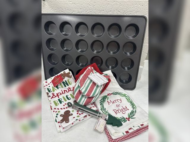 Lot 499-015 - Christmas Muffin Set
- 24 cup muffin tin
- 4 decorative towels
- 2 decorative dishcloths 
- 2 decora...
