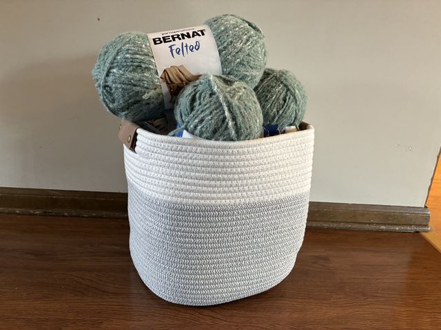 Lot 499-425 - Basket with 8 skeins of yarn!!