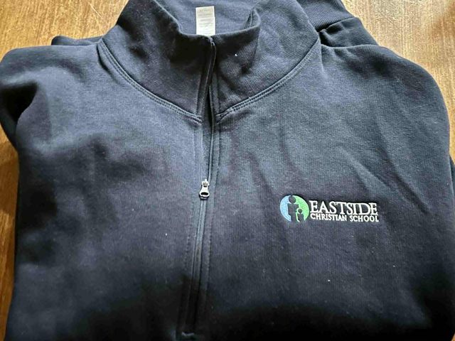 Lot 499-399 - Men's ECS Sweatshirt- XL
Enza Relaxed Half Zip; Cotton/Poly; Cadet Collar; Navy