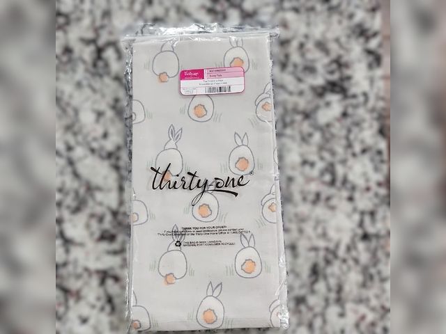 Lot 499-303 - Thirty-one - Bunny Tails Tea Towels 2- pack
New in bag. Bag has a small tear in it.