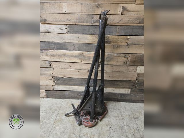 Lot 53-999 - Pipe Threader Machine