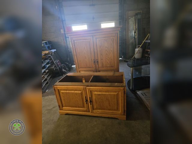 Lot 53-952 - Very nice Wooden TV Entertainment Center - Measures: 50"x22"x54"