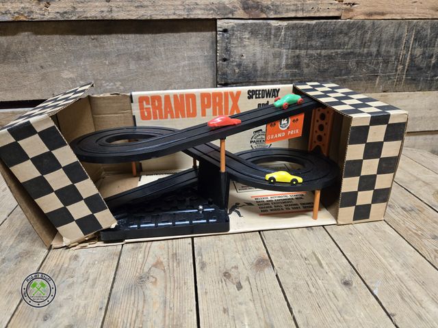 Ridofstuff.com - Lot 53-3243 - Vintage Grand Prix Figure 8 Racing ...