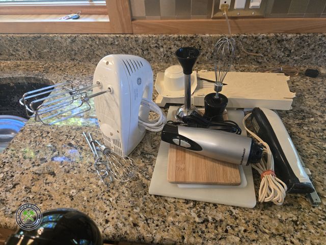 Lot 53-541 - Lot of Kitchen Utensils and small electric devices - Includes: Hamilton Beach Immersion Blender, Han...