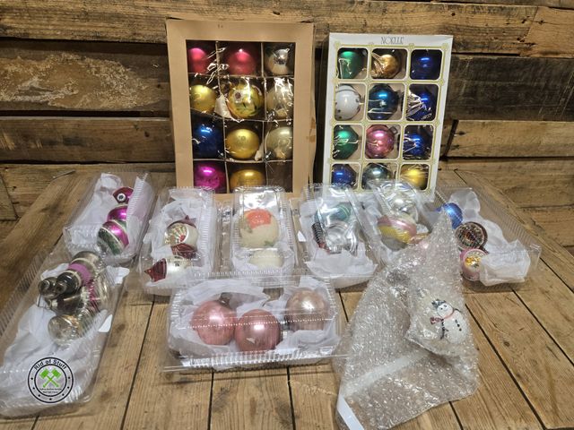 Lot 53-1065 - Large Lot of Vintage Christmas Tree Bulbs Ornaments (D)
