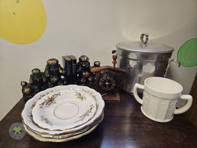 Lot 53-714 - Vintage Collectible lot - Includes: Dog Bookends - Collectible Plates, Vintage Ice Bucket and more (...