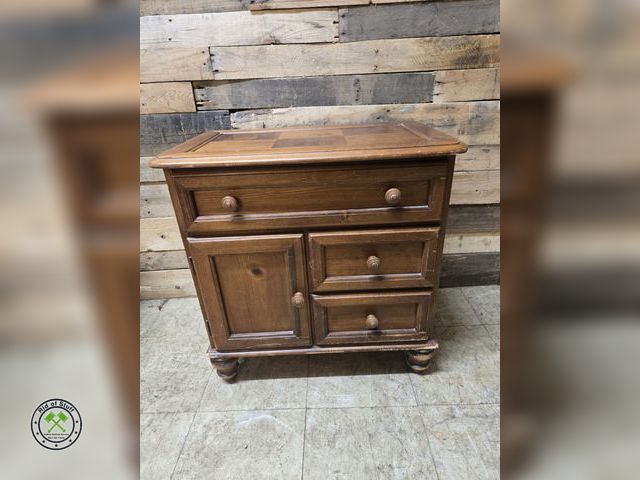 Lot 53-954 - Solid Vintage Wooden Cabinet - Measures: 28"x17"x27" (E)