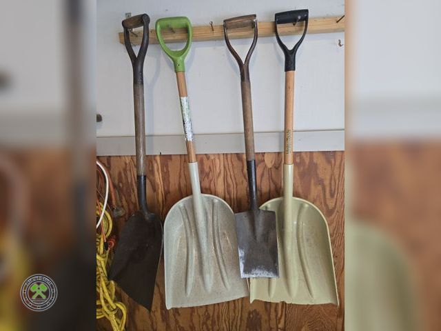 Lot 53-706 - Lot of Yard Shovels