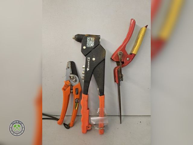 Lot 53-524 - Arrow Swivel Head Rivet Tool, Shears and Bush Shears (B5B)