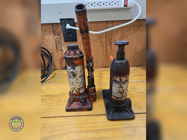 Lot 53-695 - (2) Hydraulic Jacks
