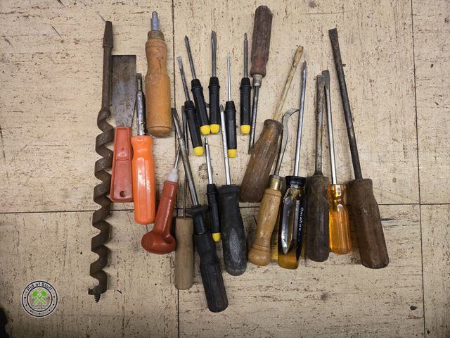 Lot 53-1006 - Lot of Assorted Screwdrivers and more (C14T)
